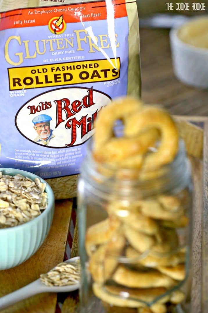 Biscoitos de aveia e pretzel para cães! SOMENTE QUATRO INGREDIENTES! Eles cheiram bem, são fáceis e farão a vida do seu filhote muito feliz!