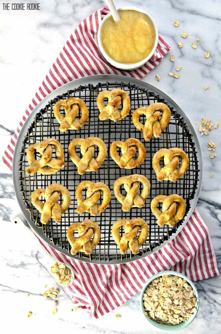Biscoitos de aveia e pretzel para cães! SOMENTE QUATRO INGREDIENTES! Eles cheiram bem, são fáceis e farão a vida do seu filhote muito feliz!