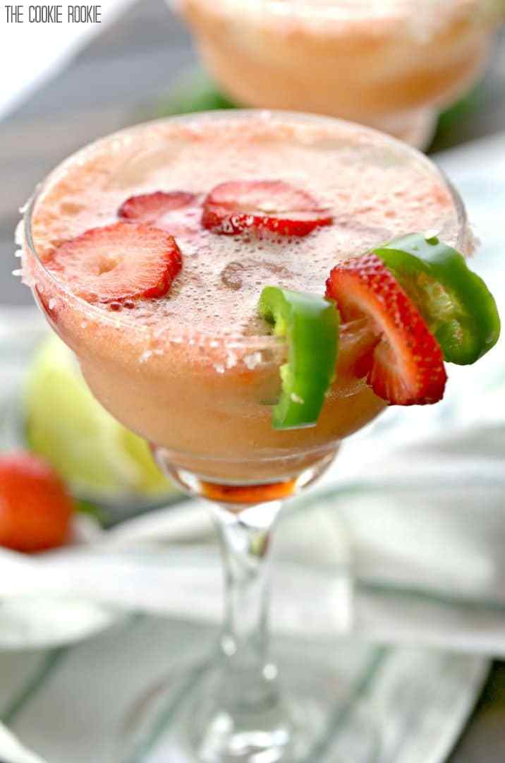 O morango magro e a margarita jalapeño ficaram mais saudáveis ​​com sucos de frutas e néctar de agave! Estes são fáceis e viciantes! Um brinde a Cinco de Mayo!