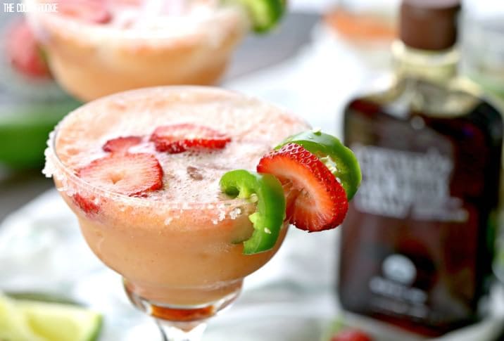 O morango magro e a margarita jalapeño ficaram mais saudáveis ​​com sucos de frutas e néctar de agave! Estes são fáceis e viciantes! Um brinde a Cinco de Mayo!