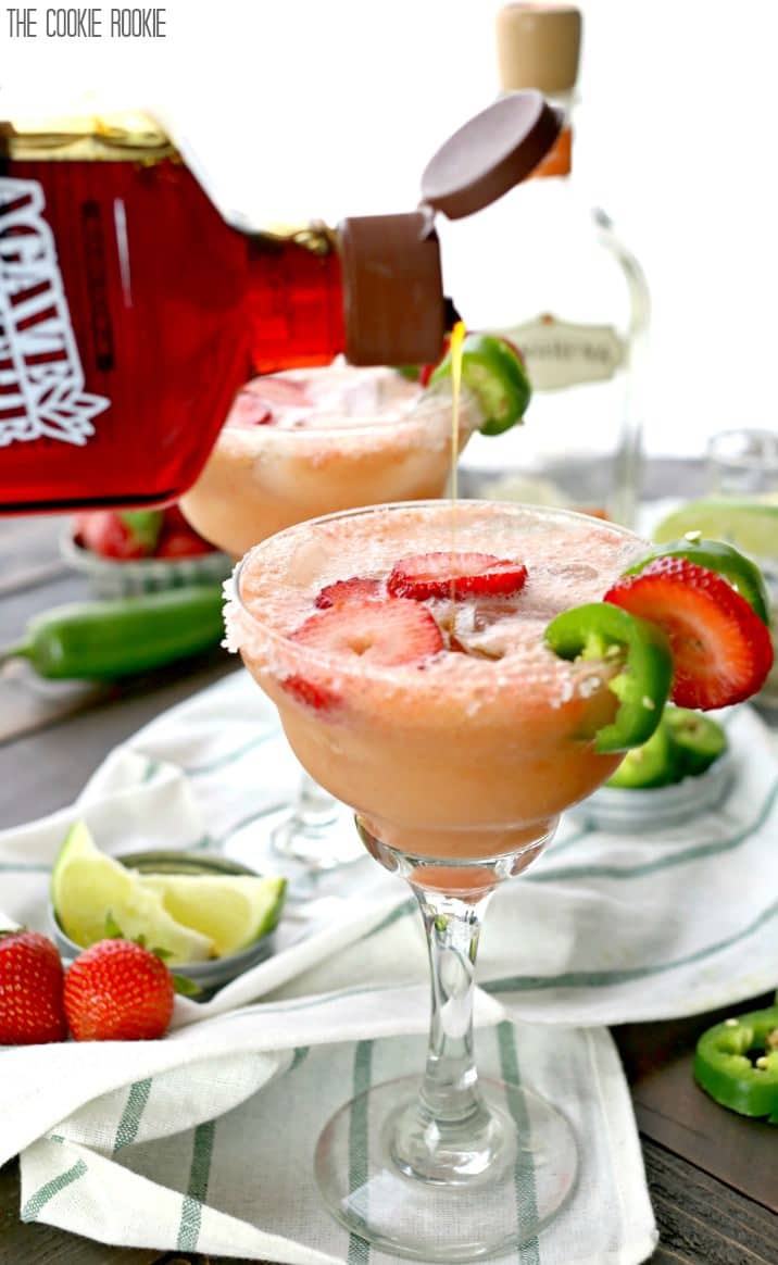 O morango magro e a margarita jalapeño ficaram mais saudáveis ​​com sucos de frutas e néctar de agave! Estes são fáceis e viciantes! Um brinde a Cinco de Mayo!