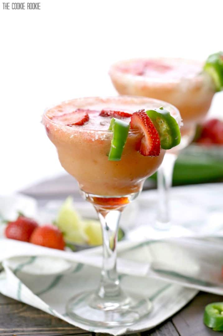 O morango magro e a margarita jalapeño ficaram mais saudáveis ​​com sucos de frutas e néctar de agave! Estes são fáceis e viciantes! Um brinde a Cinco de Mayo!