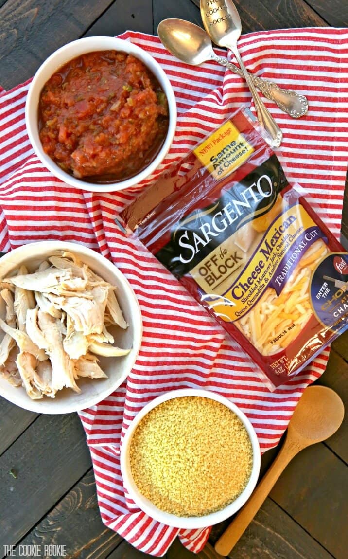 Picadas de frango de Santa Fe feitas com cuscuz, molho, frango e queijo. Um lanche simples, perfeito para qualquer ocasião!