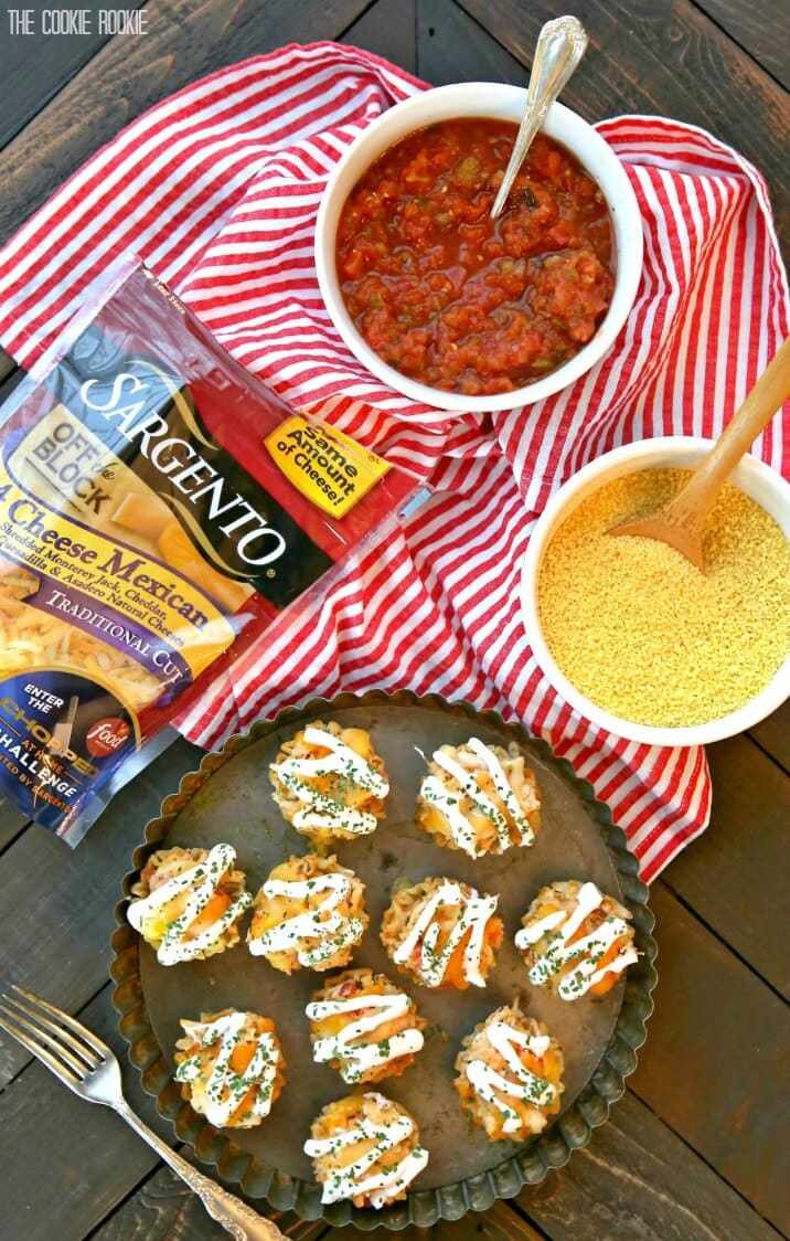Picadas de frango de Santa Fe feitas com cuscuz, molho, frango e queijo. Um lanche simples, perfeito para qualquer ocasião!