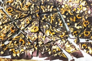 Fácil corteza oscura de chocolate con mantequilla de maní y sal marina