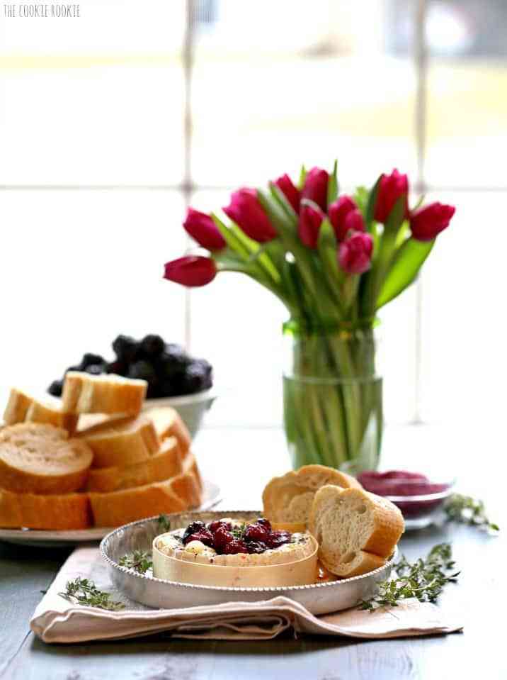 Tomilho assado e queijo de amora! Faça com Camembert e Brie, feitos com amoras torradas. Um belo e delicioso aperitivo ou harmonização de vinhos! O | Cookie Novice