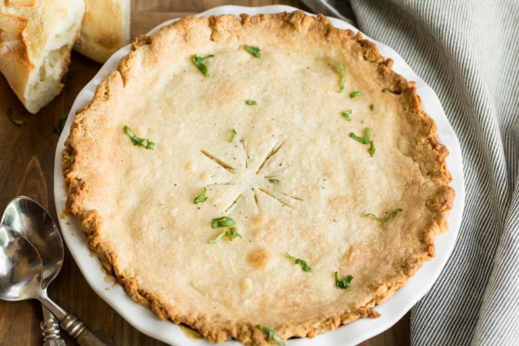 Torta de frango clássica em uma panela com legumes frescos picados. 