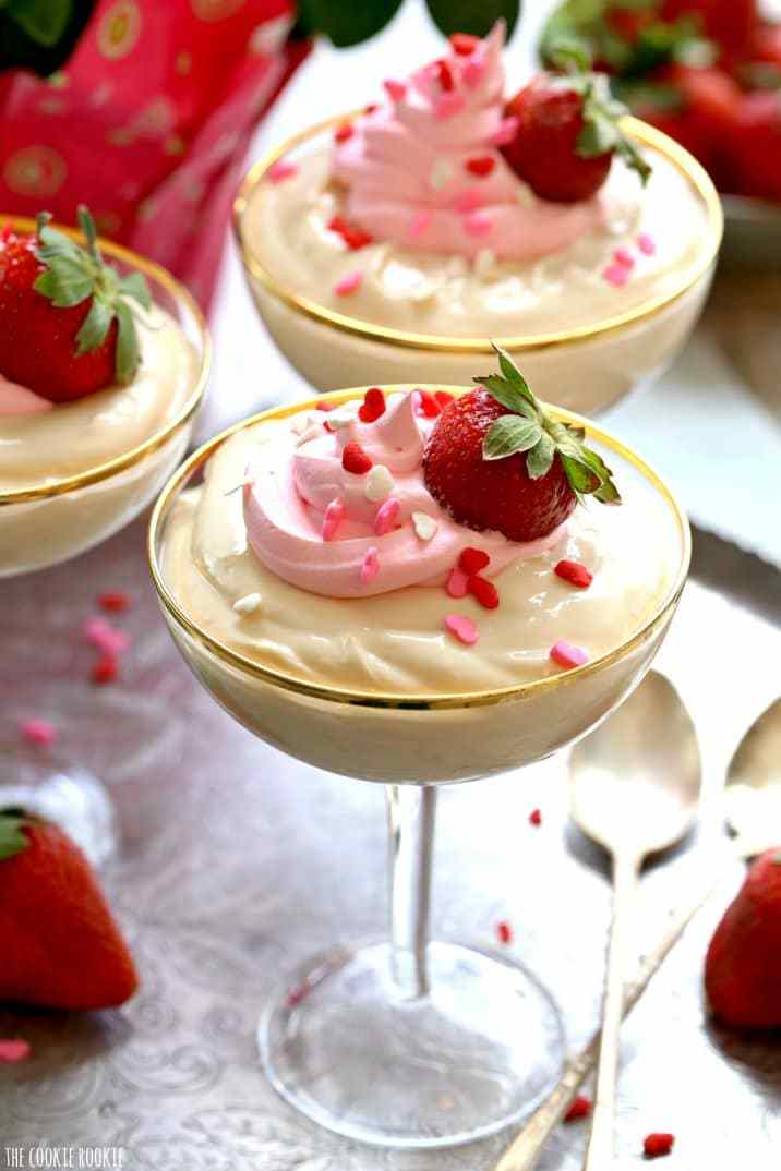 No Bake Cheesecake é um tratamento tão fácil e, nesse caso, saudável. Esta receita de bolo de queijo fácil de assar é a sobremesa perfeita, simples e elegante para o Dia dos Namorados ou qualquer dia do ano! Estes pequenos copos de cheesecake não cozido são feitos com pudim e iogurte para torná-los mais saudáveis ​​e deliciosos! Crianças e adultos vão adorar esta sobremesa boa, mas decadente.