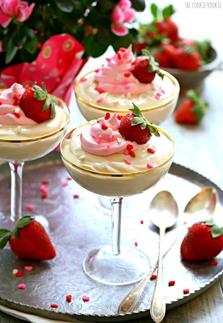 No Bake Cheesecake é um tratamento tão fácil e, nesse caso, saudável. Esta receita de bolo de queijo fácil de assar é a sobremesa perfeita, simples e elegante para o Dia dos Namorados ou qualquer dia do ano! Estes pequenos copos de cheesecake não cozido são feitos com pudim e iogurte para torná-los mais saudáveis ​​e deliciosos! Crianças e adultos vão adorar esta sobremesa boa, mas decadente.