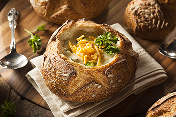 Sopa clássica de cheddar de brócolis em tigelas de pão | 31Daily.com