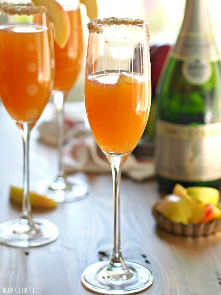 copos cheios de cidra de maçã cocktail