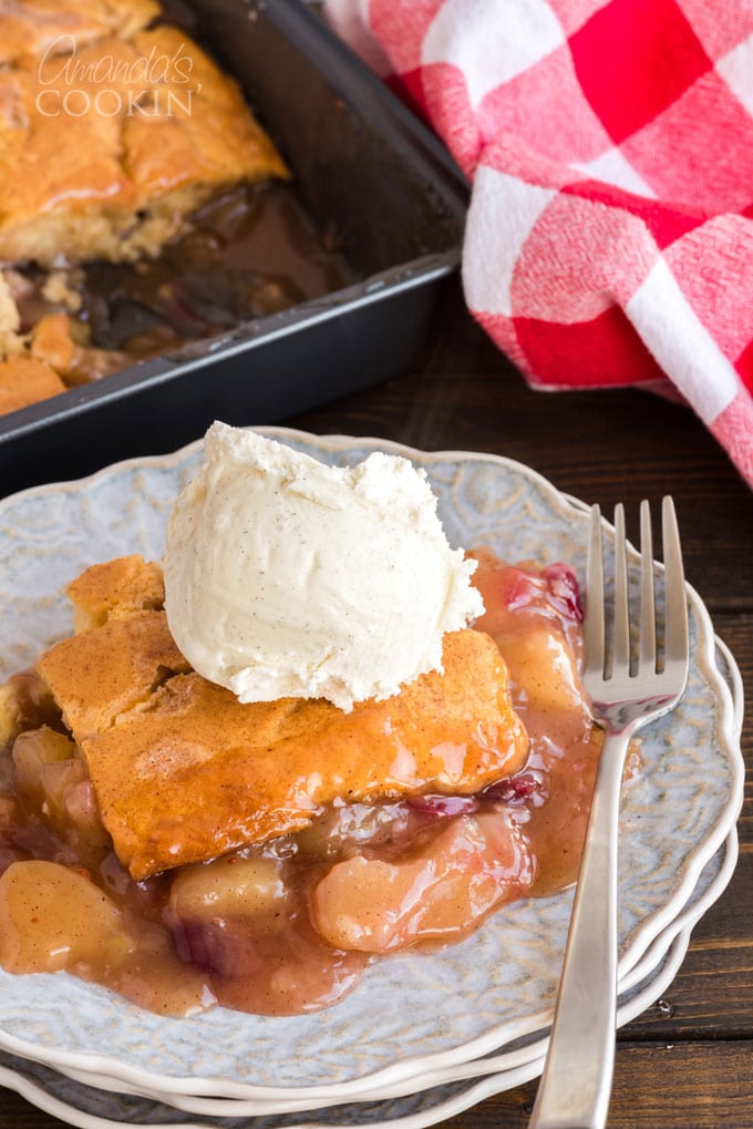 rodaja de manzana crujiente con arándanos cubiertos con helado