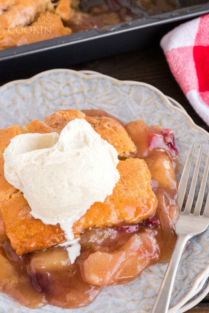 crujiente de manzana y arándano con helado de vainilla