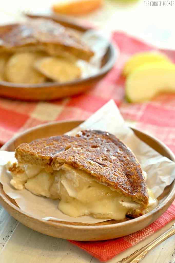Torta de maçã com queijo grelhado! Feito com queijo brie, mascarpone e recheio de torta de maçã. SURPREENDENTE! O | Cookie Novice