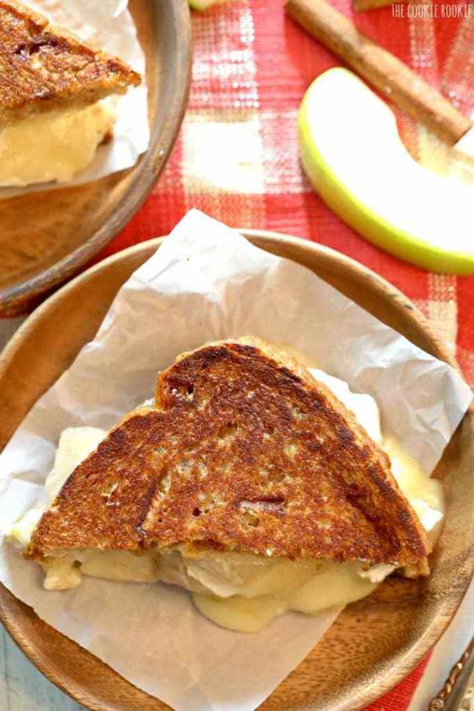 Torta de maçã com queijo grelhado! Feito com queijo brie, mascarpone e recheio de torta de maçã. SURPREENDENTE! O | Cookie Novice