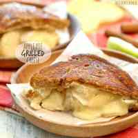 Torta de maçã com queijo grelhado! Feito com queijo brie, mascarpone e recheio de torta de maçã. SURPREENDENTE! O | Cookie Novice