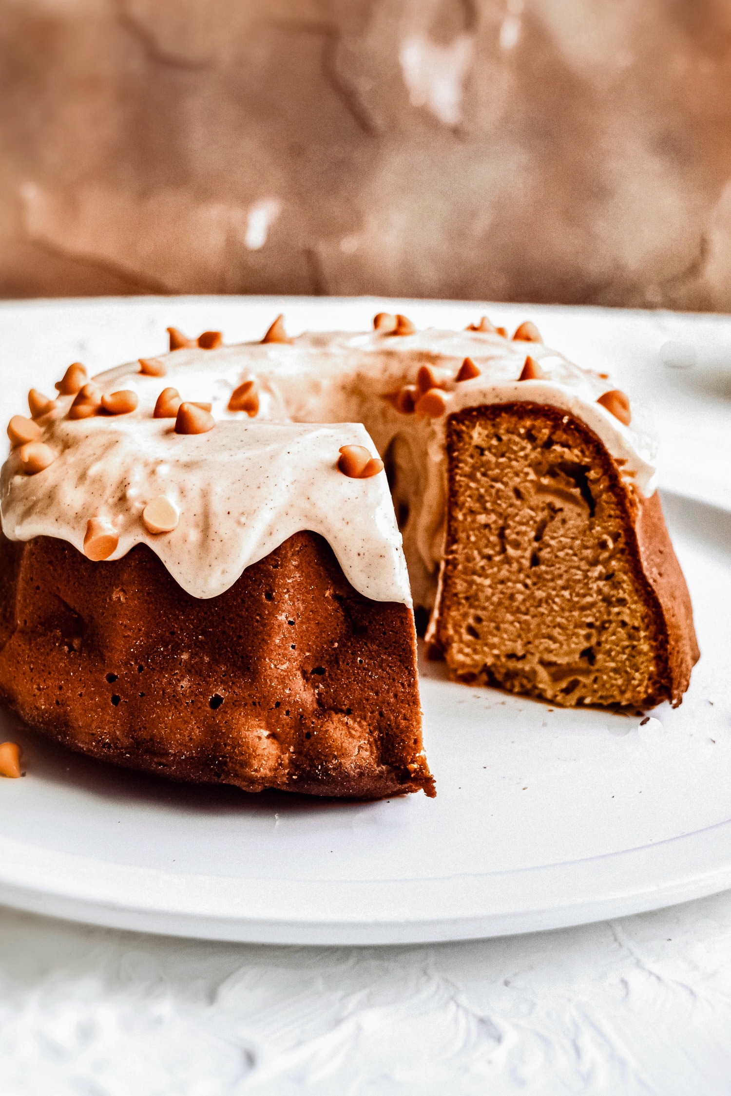 torta de maçã com uma fatia cortada