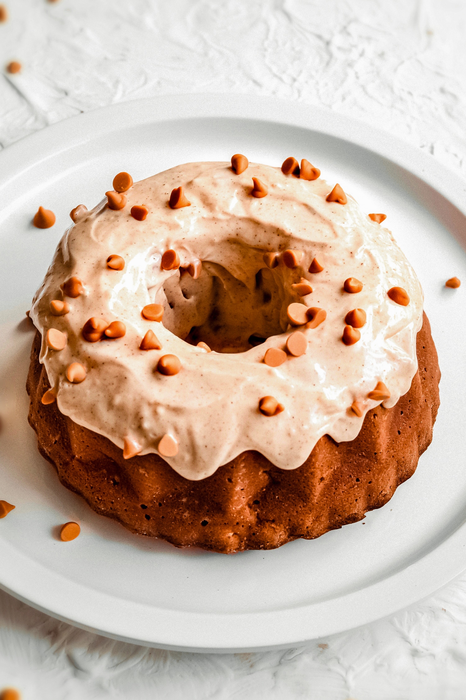 torta de maçã coberta com cobertura de cream cheese e canela