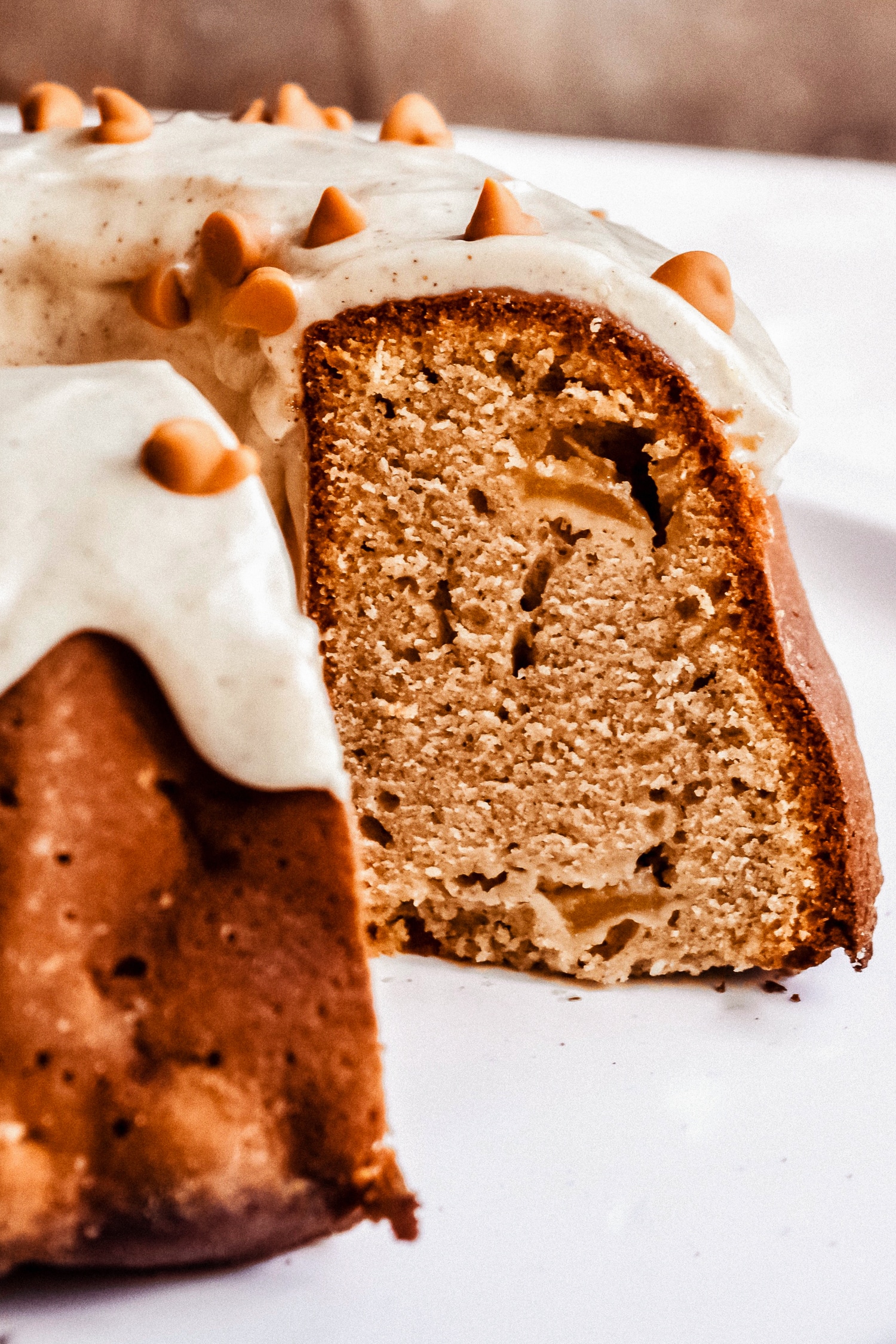 torta de maçã com uma fatia cortada