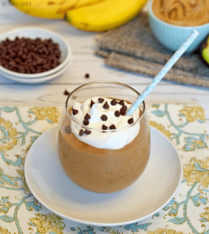 Batido de chocolate com manteiga de amendoim e banana Batido feito com abacate! Ótimo café da manhã batido! - O novato em biscoitos