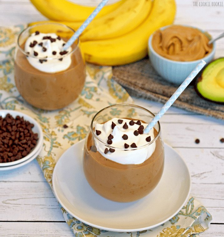 Batido de chocolate com manteiga de amendoim e banana Batido feito com abacate! Ótimo café da manhã batido! - O novato em biscoitos