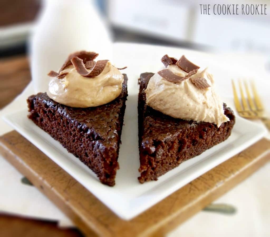 Bolo de chocolate com cobertura de biscoff. Meu favorito!! {O novato em cookies}