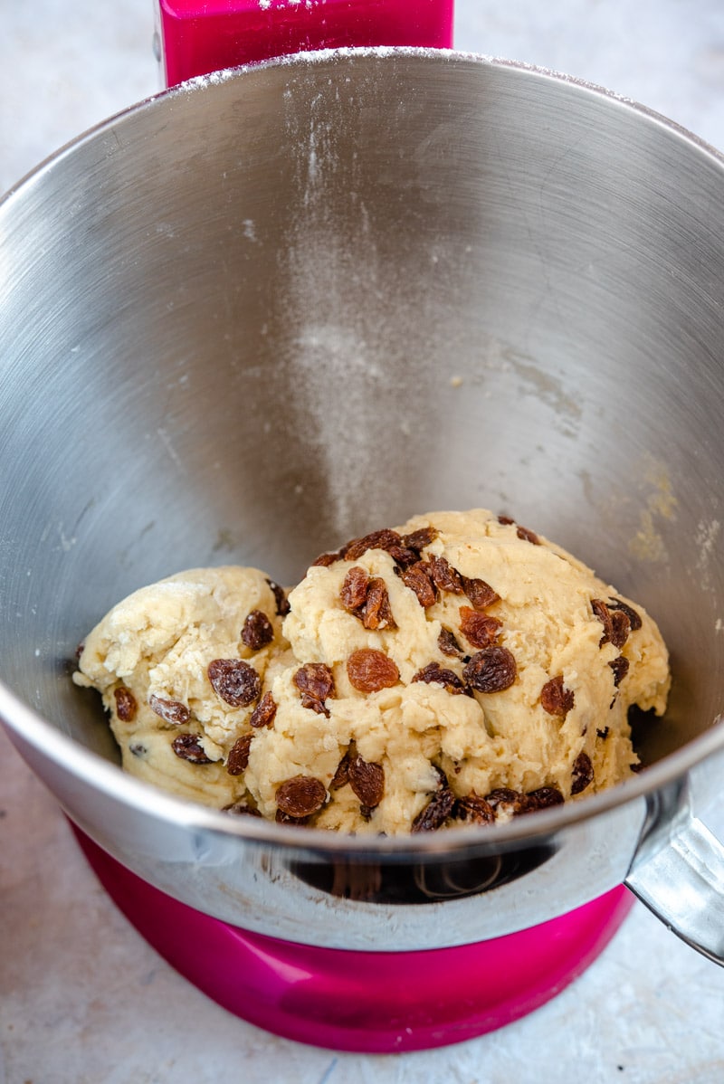 Massa de pão de canela misturada em uma batedeira