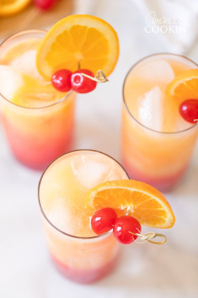 Toma cenital de bebidas tequila sunrise