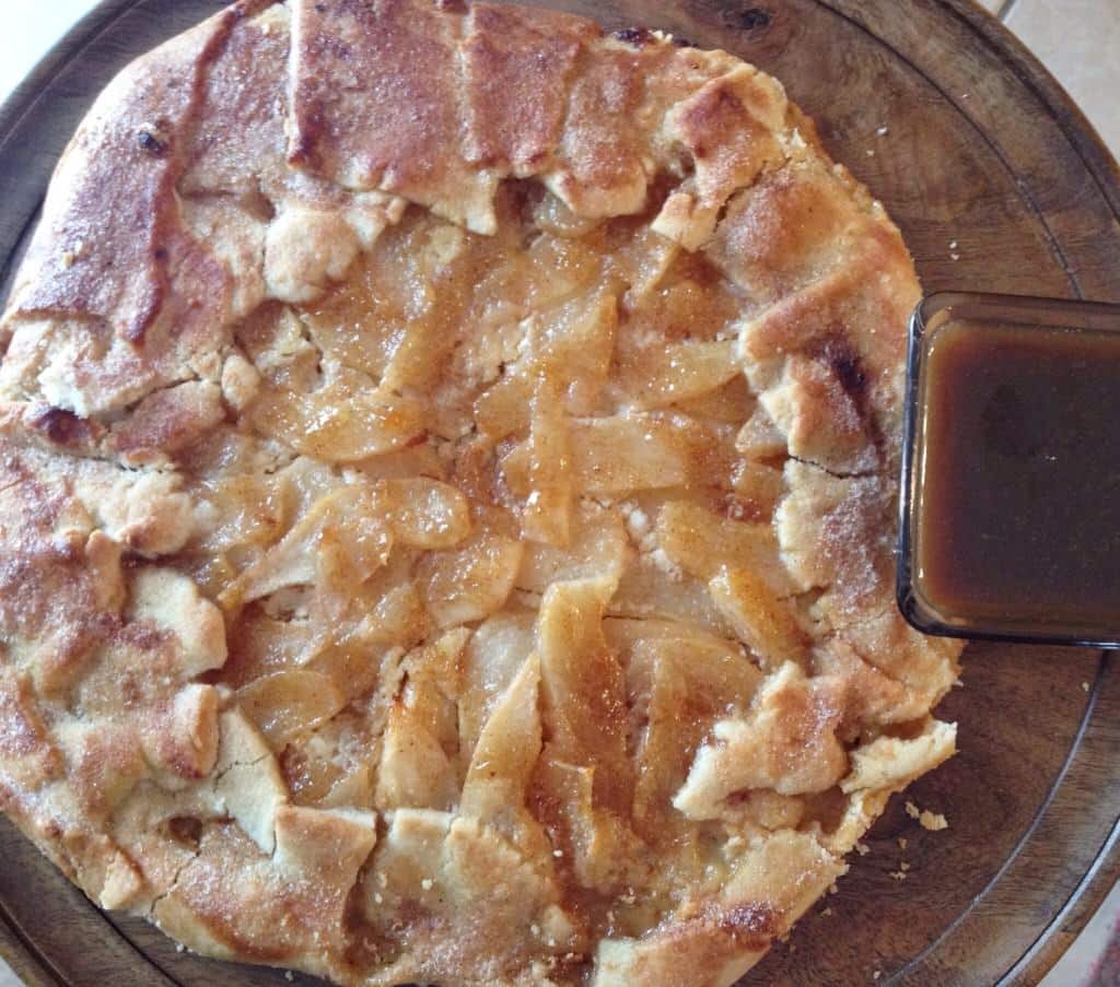 torta rústica de pêra e amêndoa com molho de caramelo ... DELICIOSO. meu pai proclamou que essa era sua nova sobremesa favorita ... é tão deliciosa