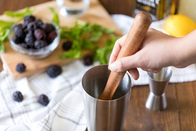 confusos ingredientes de coqueteleira em uma coqueteleira