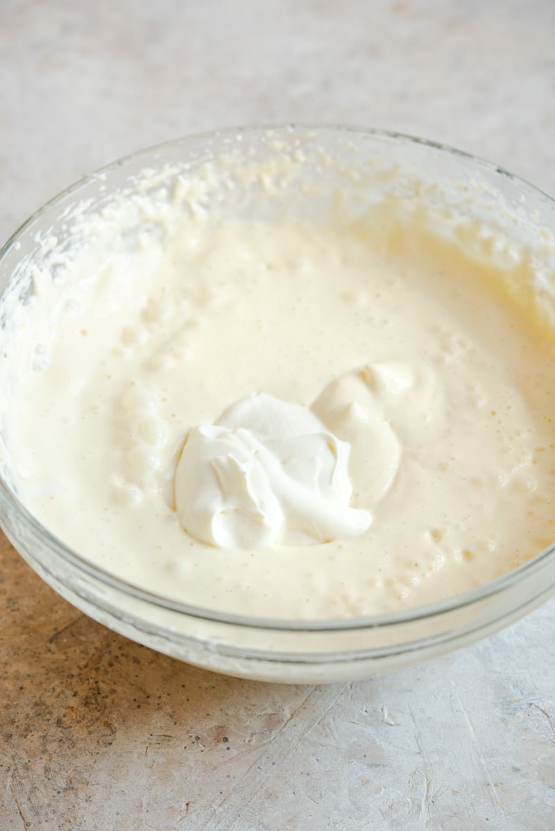O recheio para fazer cheesecake de caramelo em uma tigela