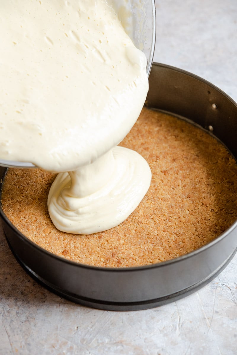 Despeje a massa sobre uma base de queijo para fazer um cheesecake de caramelo