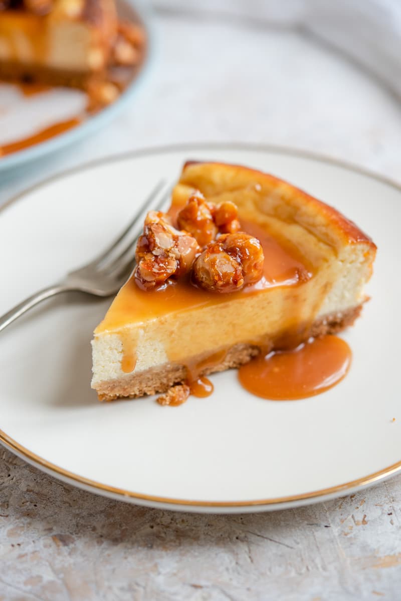 Uma fatia de cheesecake de caramelo em um prato