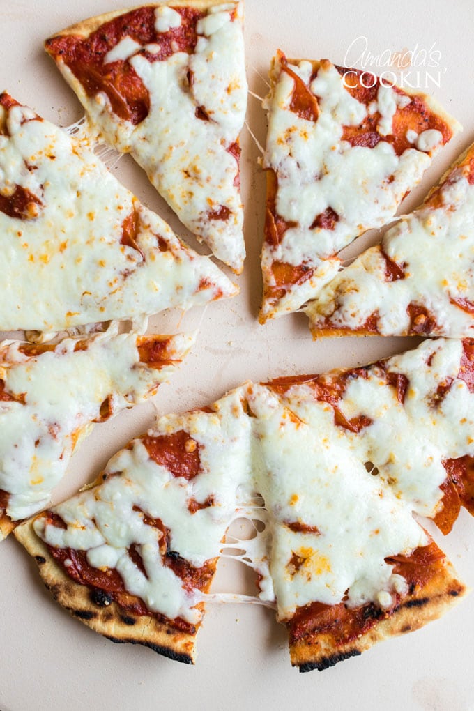 pizza de queijo cortada em fatias