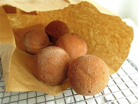 Buracos de rosca assados ​​com açúcar e canela mais saudáveis ​​| 31Daily.com