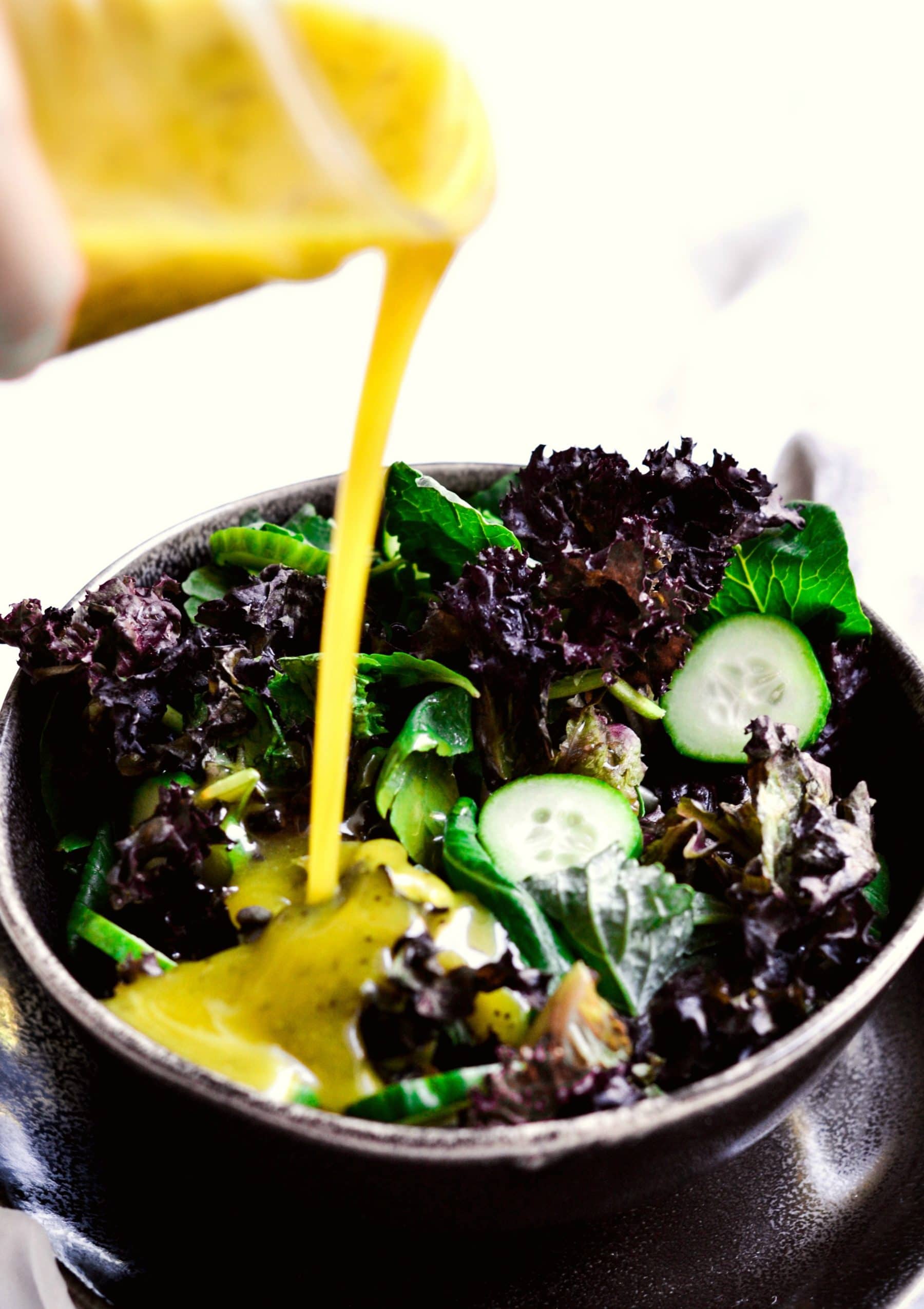 despeje o molho de salada em uma salada