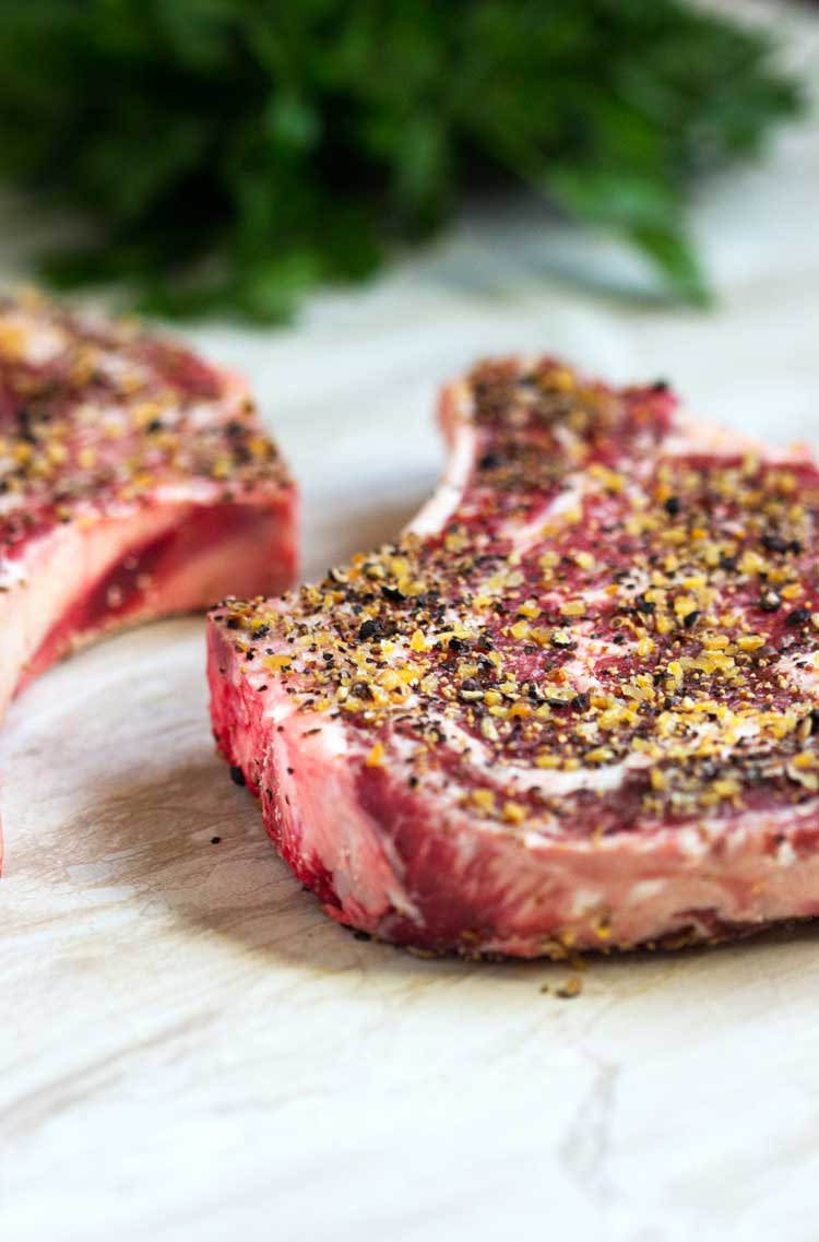 Este bife Rib Eye perfeito tem um tempero que inclui sementes de endro e casca de laranja e, depois de assado, é coberto com manteiga composta. Paraíso de bife! www.keviniscooking.com 