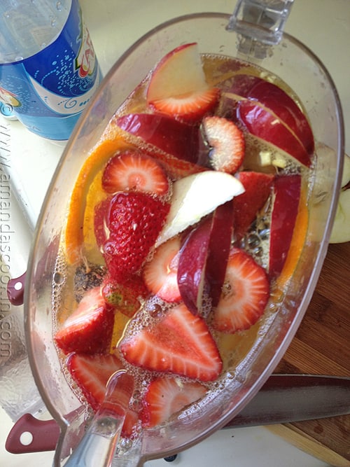 fruta en jarra de sangria