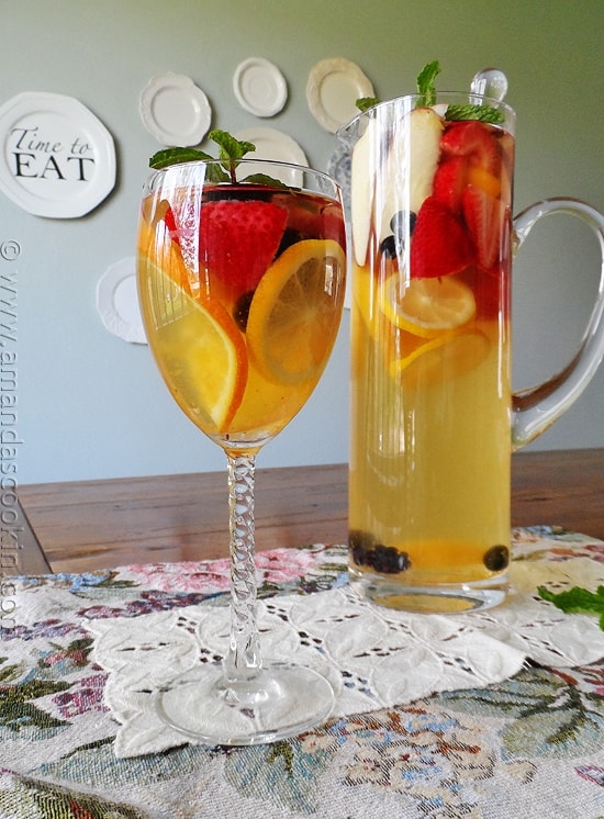 Sangría de moscato blanco en un vaso