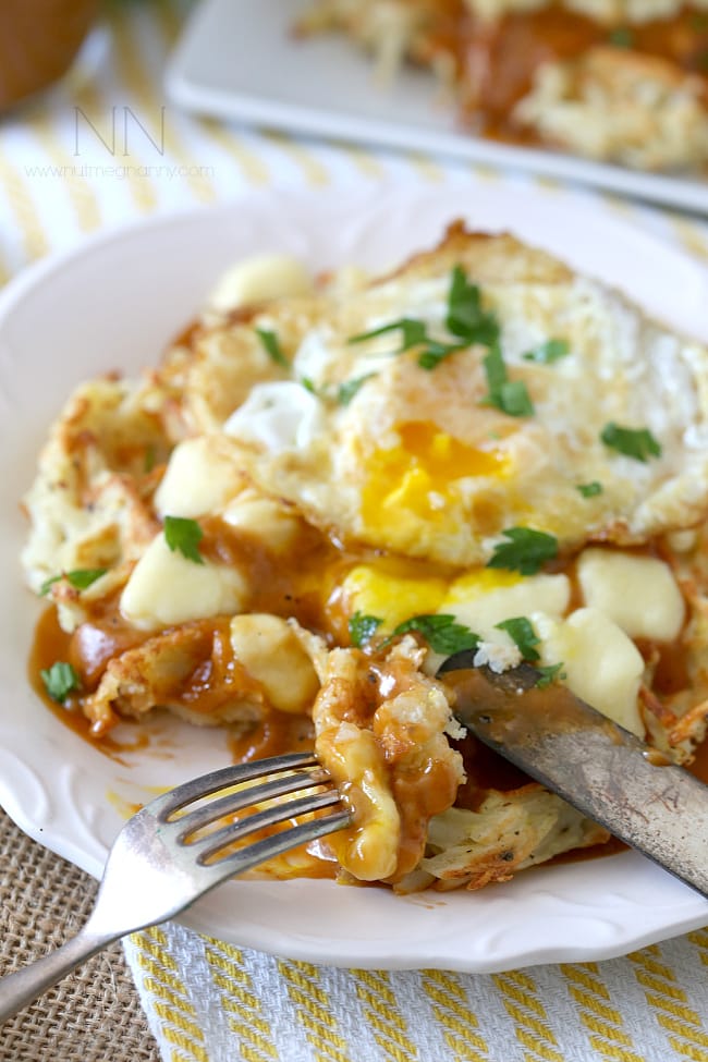 Estes waffles crocantes de poutine hash brown são a maneira perfeita de começar o seu dia. Waffles de batata crocante, molho caseiro, coalhada de queijo e um ovo frito. Olá café da manhã