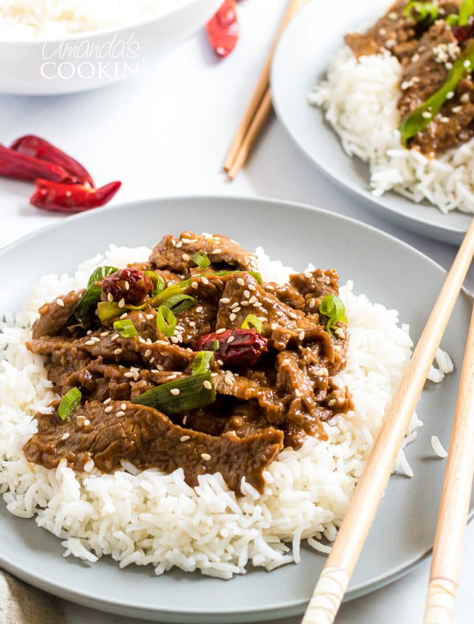 Prato de carne da Mongólia com palitos
