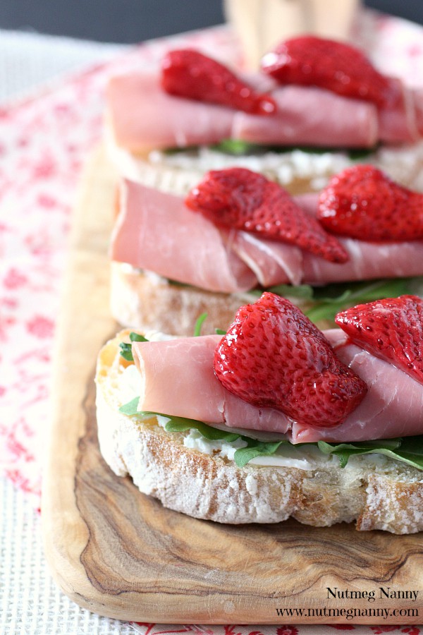 Crostini de morango assado da babá de noz-moscada