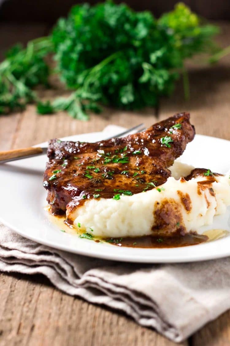  Super fácil, super saborosa, essas costeletas de porco balsâmico de damasco estão sobre a mesa em minutos. Todo mundo adora isso! www.keviniscooking.com 
