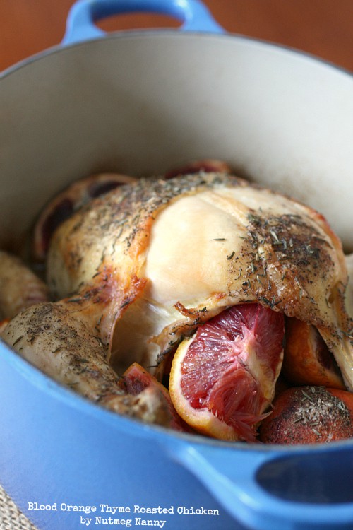 Frango tomilho laranja-sangue por Nanmeg Nanny Este frango assado com tomilho laranja é o uso perfeito para todas as laranjas de sangue de inverno. É o equilíbrio perfeito de ervas e frutas cítricas e cozinha em menos de 2 horas! Não deixe que o frango assado o intimide, pois esta receita é muito fácil e deliciosa!