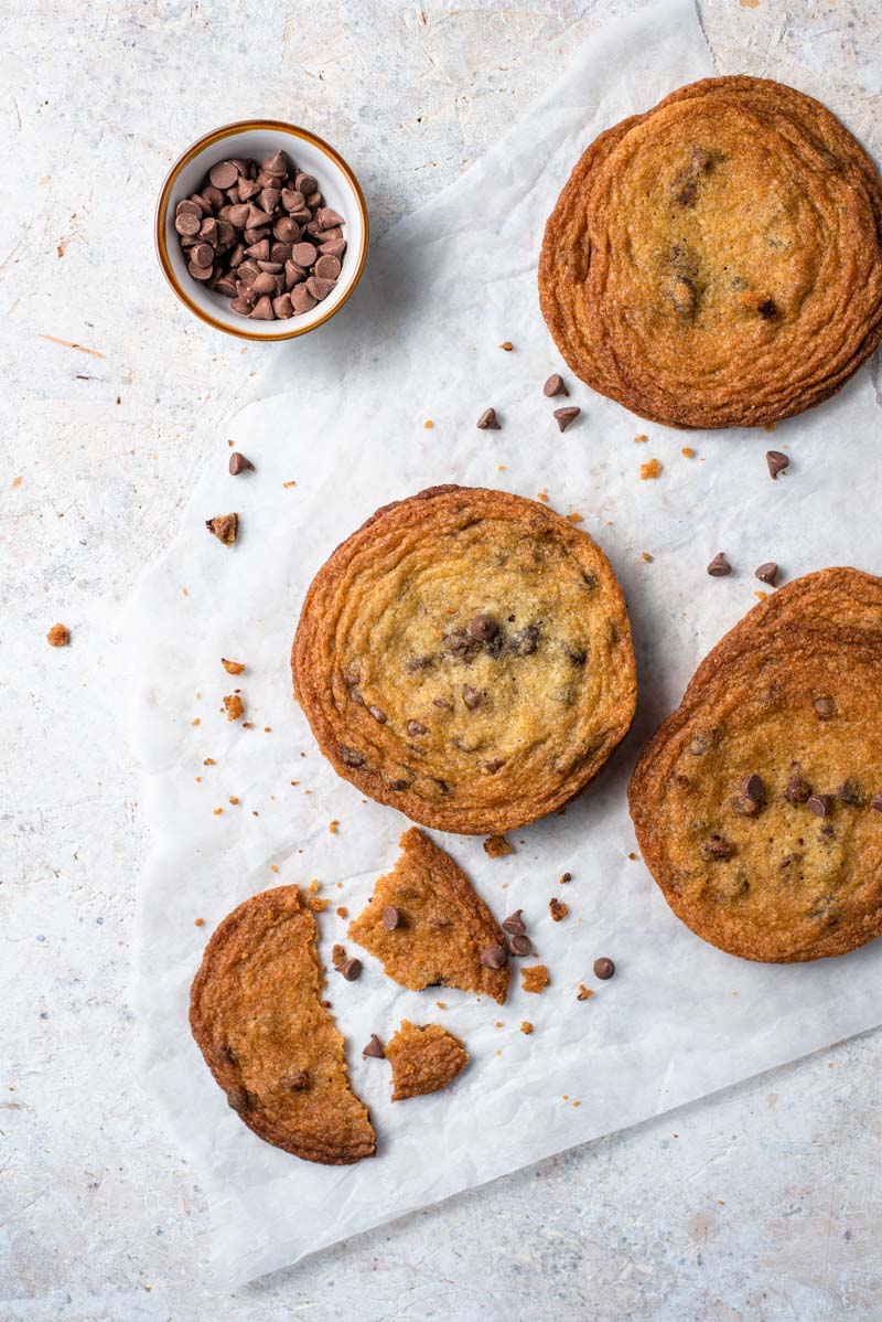 Uma foto aérea de biscoitos de açúcar mascavo em papel vegetal