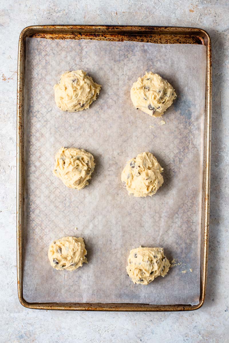 Biscoitos de açúcar mascavo cru em uma assadeira