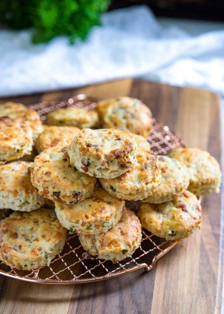  Esses biscoitos de soro de leite coalhado são carregados com bacon, cebola verde e queijo Gruyere, assados ​​na cor dourada e perfeitos com sopas, ensopados e jantares festivos. www.keviniscooking.com 