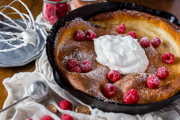 Esta gemada holandesa é temperada com sabor de Natal e coberta com chantilly caseiro de iogurte grego. Tão deliciosamente perfeito em todos os sentidos.