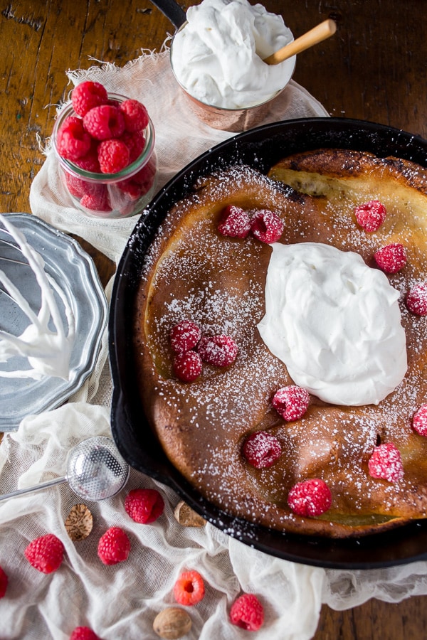 Esta gemada holandesa é temperada com sabor de Natal e coberta com chantilly caseiro de iogurte grego. Tão deliciosamente perfeito em todos os sentidos.