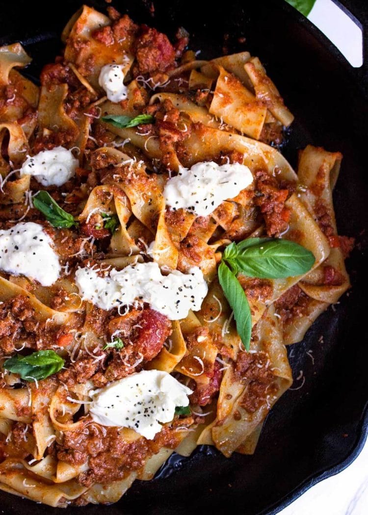  Soffritto é um termo italiano para a mistura de legumes em cubos finos que é usado como base em molhos, sopas, ensopados, etc. Composta de cenoura, cebola e aipo, esta mistura é uma ótima arma para começar. A forma mais grossa é chamada mirepoix na cozinha francesa 